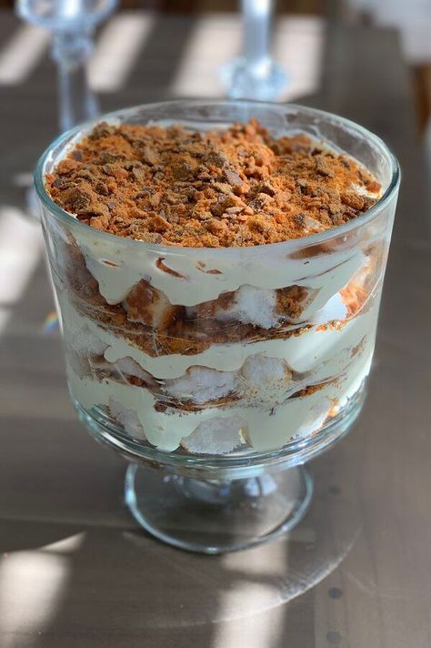 Easy Butterfinger® Cake | "Angel food cake, Butterfinger® candy bars and Cool Whip® are the well known favorites in this delightful (and easy) no-bake dessert. Looks great in a trifle bowl. I don't even like Butterfinger® bars and I thoroughly enjoy this stuff!! You can do this in a 9x13-inch pan as well, but the trifle looks so nice!" #cakerecipes #bakingrecipes #dessertrecipes #cakes #cakeideas Butterfinger Dessert Recipes, Finger Dessert, Angel Food Trifle, Angel Food Cake Trifle, Butterfinger Cake Recipe, Finger Cake, Quick And Easy Desserts, Butter Finger Dessert, Butterfinger Cake