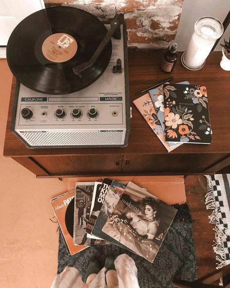 Image in music 🎧🎶🎵🎤🎷🎻🎺🎹🎸 collection by Zahraa A. Aljaleel Vinyl Aesthetic, Aesthetic Rooms, Photo Wall Collage, Music Aesthetic, Beige Aesthetic, Brown Aesthetic, Vintage Music, Record Player, Retro Aesthetic