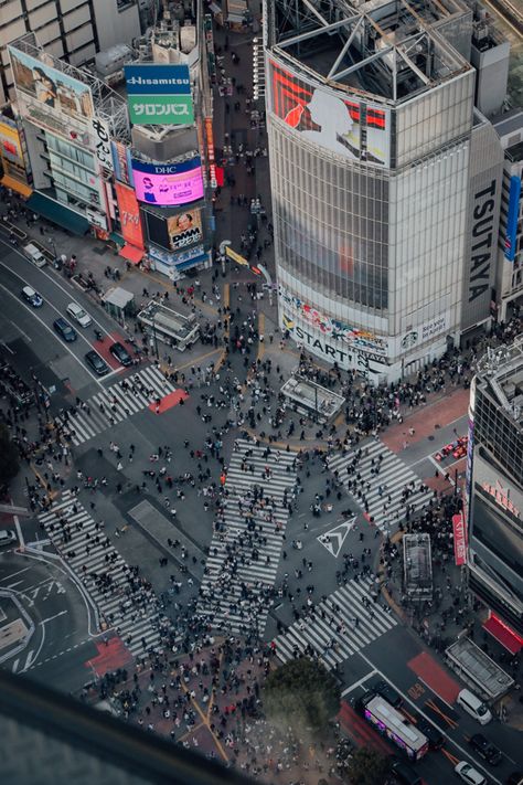 Shibuya Crossing is Tokyo's iconic scramble, where hundreds of people from all directions cross the street at once! It’s a chaotic, yet thrilling symbol of the city’s energy—perfect for people-watching and snapping unforgettable photos. 🌟🚦 Shibuya Crossing Photography, Japan Street Photography, Tokyo Shibuya, Shibuya Crossing, Japan Architecture, People Watching, Japan Aesthetic, Japanese Design, Japan Travel