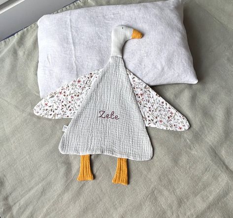 Goose lovey blanket Muslin lovey security blanket Cute lovey blanket made in 2 layers of soft organic muslin fabric. Our baby security blankets with goose head feature hand-stitched eyes instead of plastic, which can form a choking hazard for infants. Our lovey blankets are blankets of every little one's dreams, will be perfect for nap time cuddles, your little one will love to play with.  It can help the baby fall back to sleep or feel safe and help the infant feel more at ease regardless of wh Goose Lovey, Muslin Lovey, Goose Pattern, Baby Fall, Baby Security Blanket, Baby Sewing Projects, Muslin Blankets, Lovey Blanket, Quilt Jacket