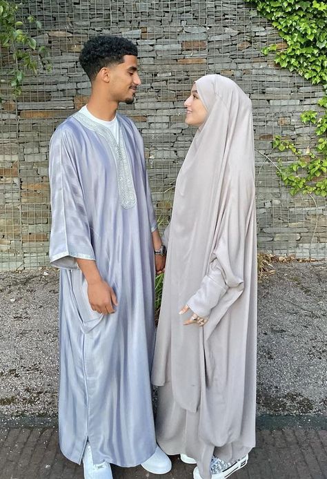 Matching Thobes And Abaya, Matching Thobes And Abaya Couple, Matching Abaya Thobe Couple, Men Thobe Aesthetic, Mens Thobe Outfit, Arabic Outfit Men, Muslim Men Fashion, Arab Outfit, Matching Fits Couples