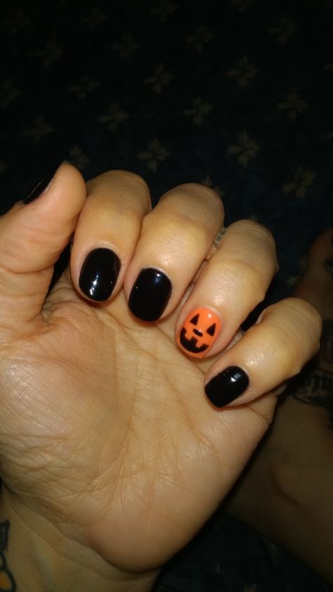 Halloween Nails Gel Manicure, Gel Polish Halloween Nails, Super Short Nails Halloween, Black Nails With Halloween Design, Halloween Solid Color Nails, Halloween Simple Nail Designs, Halloween Nail Polish Ideas, Simple Halloween Nail Designs Short, Squoval Halloween Nails