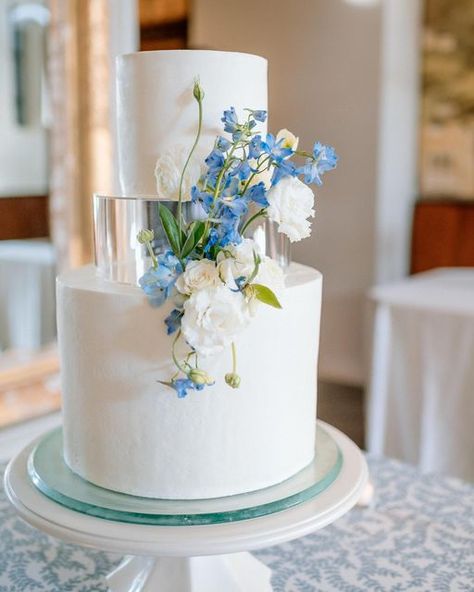 Southern Posies on Instagram: "What We’re Still Talking About Wednesday… The fabulous cake by @barbs_cakes for Erin & Derek. We had her incorporate an acrylic layer for an elegant, floating tier look. Delicate florals accented the smooth buttercream icing for the perfect finishing touch! . Photography @nathalynorman_" Wedding Cake Glass Tier, Cake With Acrylic Tier, Touch Photography, Smooth Buttercream, Three Tier Cake, Krishna Drawing, Arab Wedding, Floral Event Design, Glass Cakes