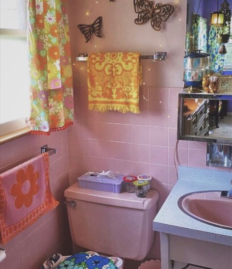 1970s Bathroom Aesthetic, Aesthetic Bathroom Themes, Bathroom Aesthetic Colorful, Funky Bathroom Ideas Vintage, Colorful Aesthetic Bathroom, Maximalist Bathroom Apartment, Avant Basic Bathroom, Cute Bathrooms Aesthetic, Cute Colorful Bathroom