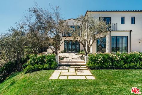 Los Angeles Homes Exterior, New Mediterranean, Inspirational Homes, Mediterranean Mansion, Los Angeles Neighborhoods, Dream Mansion, Pool Fashion, Spanish Style Home, Robb Report