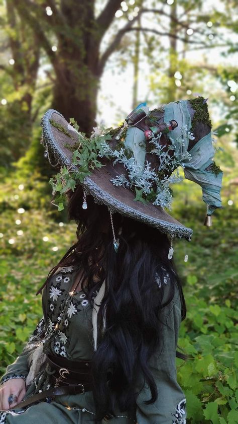 Apothecary Witch Costume, Witch Hat Costume Diy, Mushroom Wizard Costume, Mage Halloween Costumes, Enchanted Witch Costume, Ren Faire Halloween, Ren Fest Witch Costume, Forest Costume Diy, All Hallows Eve Ren Fest