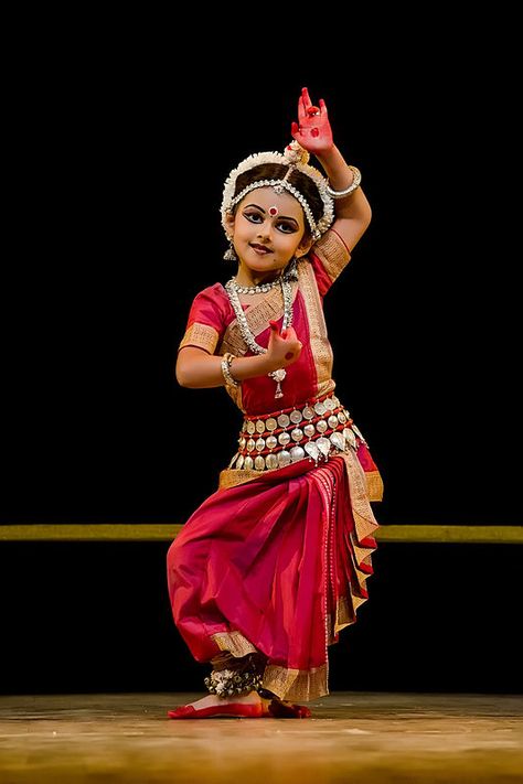 A 4 year old performing Abhinaya in an Odissi dance recital Indian Classical Dancer, Bharatanatyam Poses, Kathak Dance, Dance Of India, Indian Classical Dance, Dance Photography Poses, Jitterbug, Traditional Dance, Indian Dance