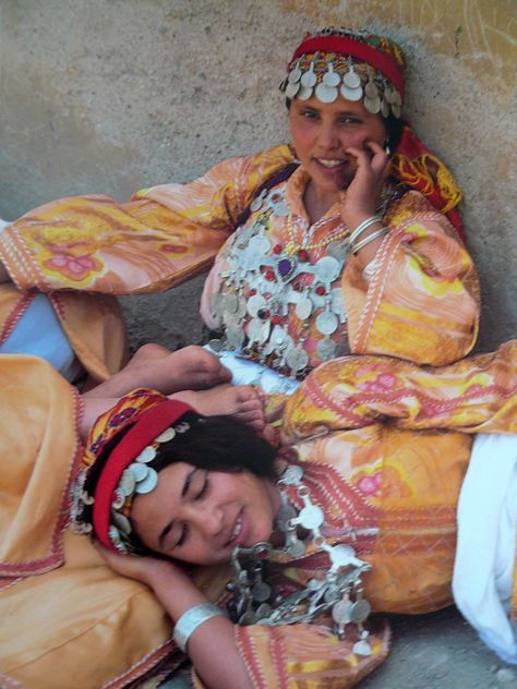 Berber women from the Middle Atlas Mountains  | ©Angela Fisher   | Maroc Désert Expérience | http://www.marocdesertexperience.com #maroc #morocco #marruecos #marocco Moroccan Women, Moroccan Wedding, Folk Festival, National Dress, Berber Women, Folk Costume, People Of The World, Atlas Mountains, North Africa