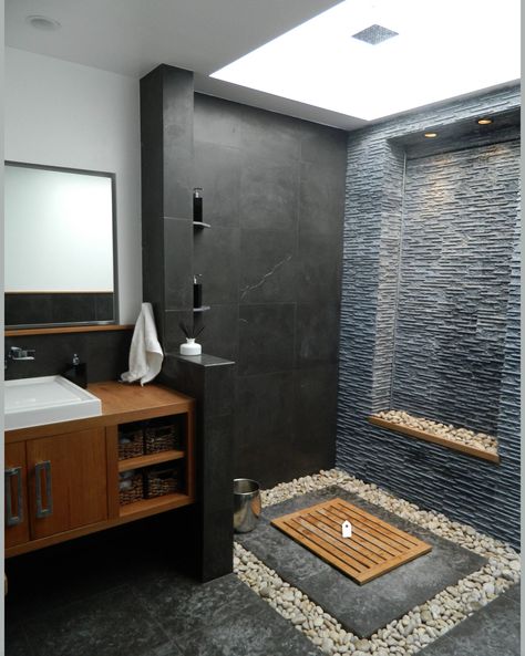 Bathroom Tiles Modern, Grey Stone Wall, Wood Floor Bathroom, Balinese Decor, Home Engineering, Modern Tub, Pebble Floor, Stone Bathroom, Bali Style