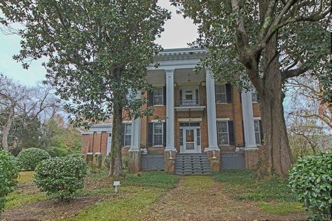 1847 Antebellum For Sale In Columbus Mississippi Curvy Staircase, Columbus Mississippi, Fixer Upper Homes, Farmhouse Victorian, Greek Revival Architecture, Antebellum South, Sims Inspiration, Historical Homes, Antebellum Homes