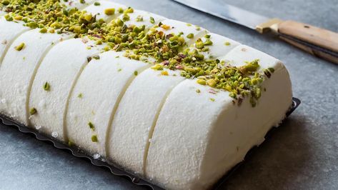 Dondurma: The Turkish ice cream eaten with a knife and fork Ice Cream Brands, Types Of Flour, Spice Shop, Best Ice Cream, Make Ice Cream, Ice Cream Machine, Knife And Fork, Pan Bread, Delicious Treats