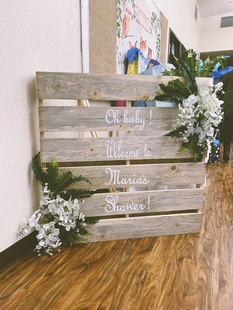 Gender Reveal Ideas Rustic, Bridal Shower Pallet Backdrop, Pallet Baby Shower Decor, Wood Pallet Birthday Decor, Pallet Backdrop Baby Shower Ideas, Boho Western Baby Shower Ideas Boy, Farmhouse Baby Shower Ideas, Boho Baby Shower Ideas Decoration, Pallet Backdrop For Baby Shower Cake Table