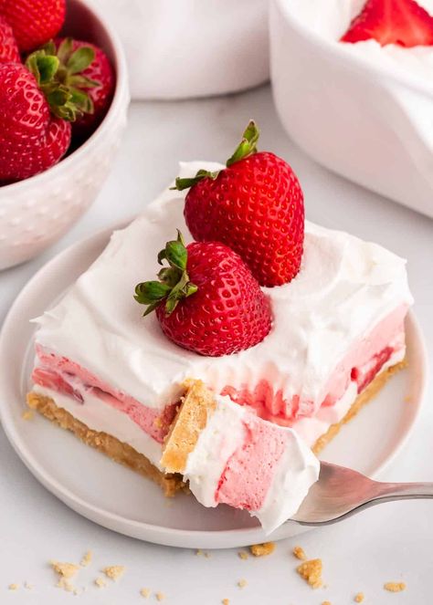 Easy No-bake Strawberry Cheesecake Lasagna Recipe, No Bake Strawberry Cheesecake Lasagna, Strawberry Lasagna Desserts, Strawberry Cheesecake Lasagna, Cheesecake Lasagna, Strawberry Lasagna, No Bake Strawberry Cheesecake, Strawberry Tiramisu, Strawberry Pudding