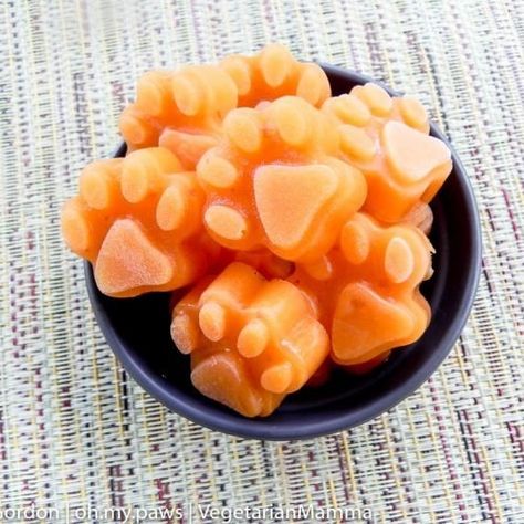 Homemade Frozen Dog Treats, Vegetarian Dog Treats, Frozen Apple, Frozen Dog Treats Homemade, Carrot Dogs, Pet Treats Recipes, Dog Treat Recipe, Dog Treats Homemade Easy, Easy Dog Treat Recipes