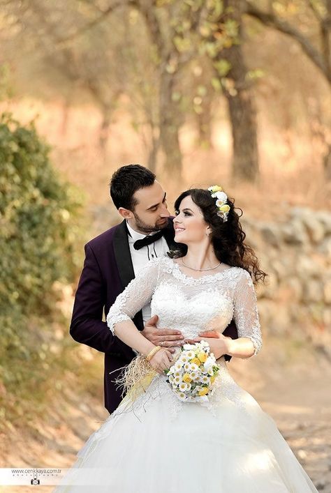 Christian Wedding Gowns, Shooting Couple, Muslim Wedding Photography, Groom Photoshoot, Wedding Portrait Poses, Engagement Pictures Poses, Wedding Couple Photos, Wedding Photoshoot Poses, Pre Wedding Poses