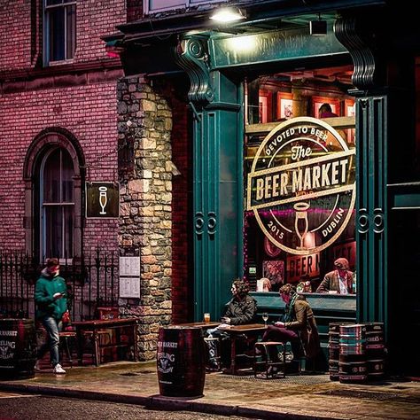 Irish Pub Exterior Design, Pub Exterior, Pub Signage, Blues Bar, Urban Places, Bar Lounge Design, Restaurant Exterior Design, Pub Interior, Restaurant Exterior