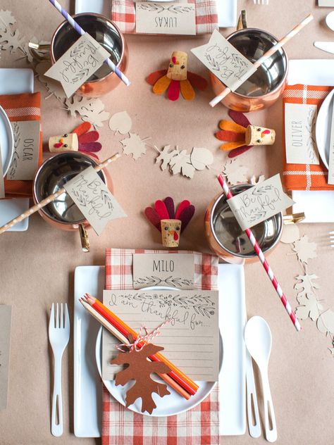 Thanksgiving Table Settings Rustic, Thanksgiving Table Design, Thanksgiving Table Settings Centerpieces, Kids Thanksgiving Table, Gorgeous Tablescapes, Thanksgiving Dinner Table Decorations, Diy Kids Table, Thanksgiving Kids Table, Kids Thanksgiving