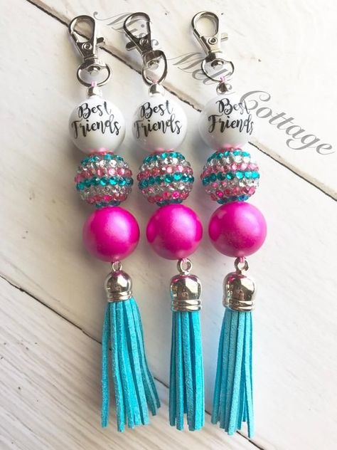 Purse Charms Diy, Princess Boutique, Clip Ideas, Diy Keychains, Beads Bag, Backpack Keychain, Keychain Craft, Bead Dangles, Tassel Purse