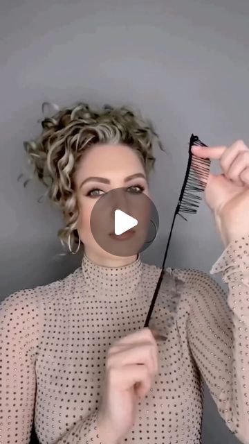 Daily Hair Tutorials 💇 on Instagram: "Beautiful Hairstyle Tutorial 😍🥰 Follow @diy.hairs to get more hair style ideas and learn simple beautiful hair styles 💓 . Credit: @curlykiet . #hairstyleideas #videohair #braidtutorial #hairtutorialvideo #hairstyletutorial #braidoftheday #braidsofinstagram #hairglamvideos #tutorialhairdo #hairvideoshow #naturalhairtutorial #tutorialhair #cutehairstyles #marcbeauty #tutorialvideo #braidinglife #hairofinstagram #braidinspo #hairdecoration #hairstylevideo #longhairstyles #hairspo" Parade Hairstyles Simple, Easy Hairdo Curly Hair, Hair Up For Curly Hair, Thick Curly Hair Updo, Medium Curly Hair Styles For Wedding, Curly Hair Holiday Styles, How To Style Medium Wavy Hair, Curly Hair Special Occasion Styles, Curly Hair Updo Tutorial Videos