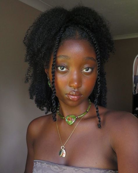 Y2k Afro Hairstyles, 2000s Natural Hairstyles, Y2k Natural Hairstyles Black Women, Natural Hair Styles With Beads, Flowers In Afro, Type 4 Hair Styles, Afro Y2k, Y2k Black Hairstyles, 4c Afro Hairstyles