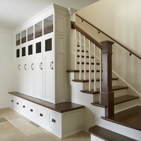 Farmhouse Mudroom, Mudroom Storage, Farmhouse Style Lighting, Transitional Exterior, Living Room Transitional, Transitional Farmhouse, Mudroom Entryway, Breakfast Nooks, Mudroom Laundry Room