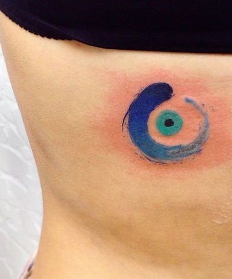 Meaningful watercolor eyeball tattoo on ribs. Greek Evil Eye Tattoo, Hamsa Hand Tattoo, Eyeball Tattoo, Protection Tattoo, Evil Eye Tattoo, Hamsa Tattoo, Greek Tattoos, Tatuaje A Color, Tattoo Videos