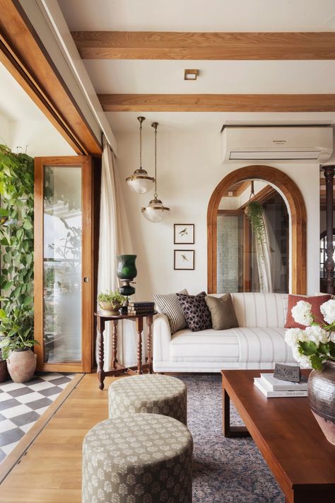 For her parents' Kochi home, Houston-based interior designer Ryia Jose of Kin and Kasa created a serene and soulful space that holds a mirror to her childhood bungalow. The Grit And Polish, Grit And Polish, Indian Living Room, Indian Interiors, Indian Home Design, Indian Home Interior, Casas Coloniales, Indian Home, Indian Home Decor