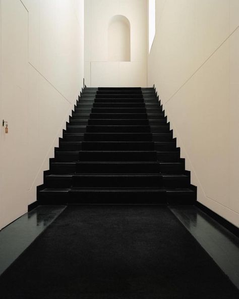 The entrance to Giorgio Armani’s Milan townhouse. This month on @ad_magazine Armani Museum Milan, Black Staircase, Black Stairs, Los Angeles Interior Design, Entry Stairs, Modern Staircase, Staircase Design, Stairs Design, Architectural Digest