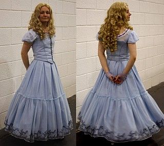 Tim Burton Cosplay, Tim Burton Alice In Wonderland, Alice In Wonderland Tim Burton, Tim Burton Costumes, Alice Kingsleigh, Cosplay Alice In Wonderland, Alice Cosplay, Alice In Wonderland Dress, Alice In Wonderland Aesthetic