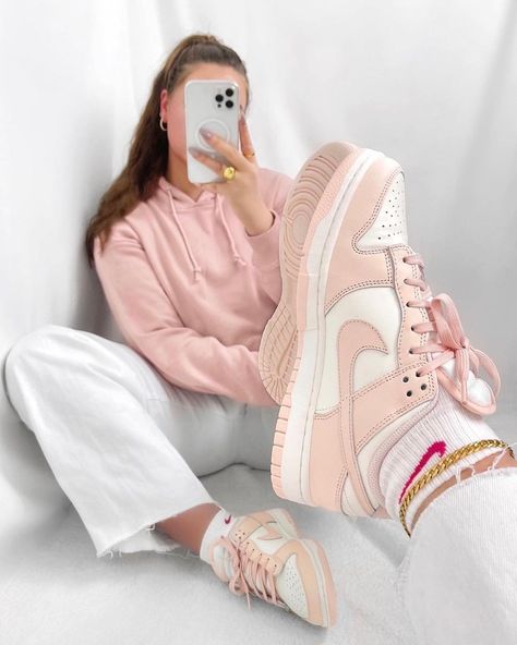 The Sole Womens en Instagram: “The Dunk Low Orange Pearl looks even prettier on foot 😍⁠⁠ ⁠⁠ Tap the image tag or use the link in our bio to see how you can cop this…” Dunk Rosa, Low Dunks Outfit, Dunk Low Outfit Women, Nike Rosa, Jordan Rose, Dunks Outfit, Outfit Nike, Sneaker Nike, New Street Style