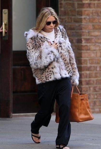 Leopard Print Fur Coat, Ashley Olsen Style, Ashley Mary Kate Olsen, Olsen Fashion, Olsen Twins Style, Olsen Sisters, Mary Kate Ashley Olsen, Olsen Style, Mary Kate And Ashley Olsen