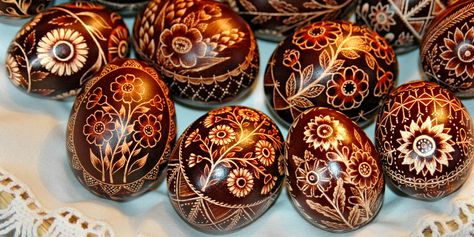 Easter festivities in Slovenia | I feel Slovenia Easter Symbols, Egg Craft, Making Easter Eggs, Easter Dishes, Easter Breakfast, Decorated Eggs, Pysanky Eggs, Cookery Books, Types Of Bread