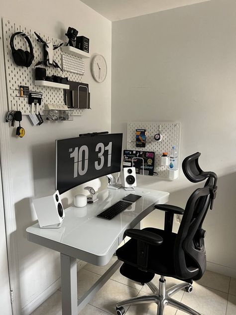 Minimalist Essentials, Design Workspace, Room Decor Cozy, Cozy Minimalist, Desktop Setup, Desk Inspo, Decor Desk, Desk Ideas, Gaming Room Setup