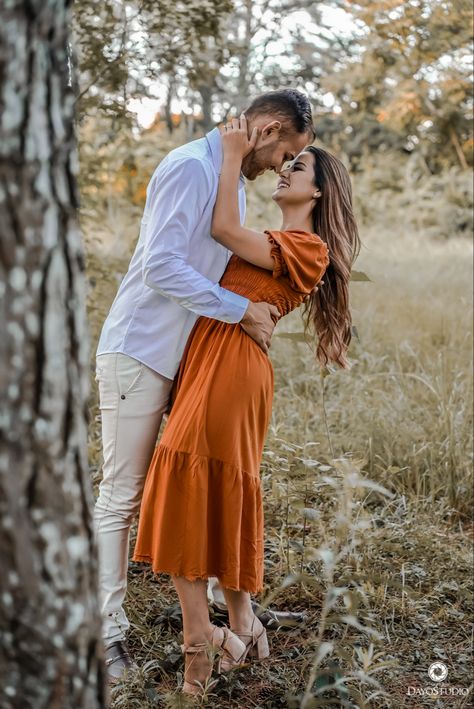 Resort Photoshoot Ideas Couple, Couple Photoshoot Poses Natural Outdoor, Fancy Couple Outfits, Fotos Pre Wedding Campo, Wedding Photography Poses Bride, Photography Poses Bride, Pre Wedding Photoshoot Beach, Wedding Photo Poses, Poses Bride And Groom