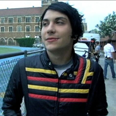 .your vampire boyfriend. on Twitter: "frank iero pics that make me feel safe, a thread" Vampire Boyfriend, Emo Pictures, Frank Lero, Rat Man, I Love Mcr, Mikey Way, Frank Iero, Emo Bands, Feel Safe