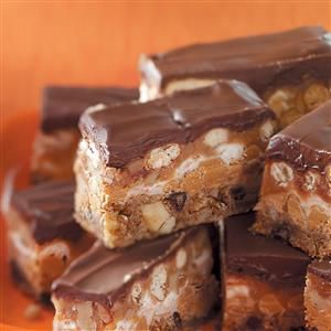 Candy Bar Recipes, Cake Mix Brownies, Christmas Candy Bar, Candy Bar Recipe, Shortbread Bars, Bar Recipe, Bar Recipes, Melting Chocolate Chips, Homemade Candies