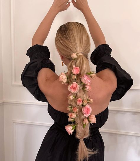 AMBER FILLERUP CLARK on Instagram: “I have a whole new appreciation for all these celebs who have uncomfortable hairstyles in all night. I took this out immediately after 😅…” Braid With Flowers, Amber Fillerup Clark, Amber Fillerup, Balayage Brunette, Balayage Highlights, Hair Painting, Braided Ponytail, Blonde Balayage, Ombre Hair