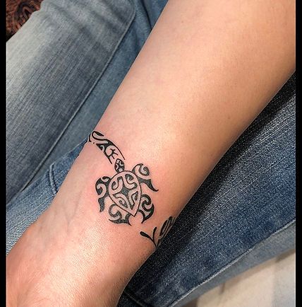 Galeries Photos Tatouages polynésien Mollet Tahiti Tattoo, Maori Tattoo Frau, Ankle Tat, Hawaiian Tattoo, Delicate Tattoo, Wrist Tattoos For Women, Warrior Tattoo, Maori Tattoo, Sleeve Tattoos For Women