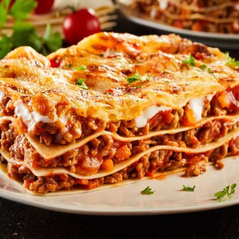 Olive Garden Lasagna, Garden Lasagna, Italian Sausage Lasagna, Italian Lasagna, Olive Garden Recipes, Meat Lasagna, Easy Lasagna Recipe, Traditional Italian Dishes, Classic Lasagna