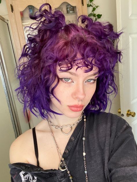 Simple Eye Looks, Hairstyles Goth, Grunge Indie Aesthetic, Curly Purple Hair, Purple Ombre Hair, Dyed Curly Hair, Short Grunge Hair, Simple Eye, Dyed Hair Inspiration