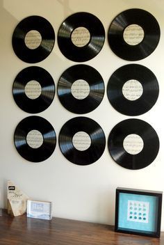 Vinyl Record Wall Art Diy, Lp Wall, Vinyl Record Wall Art, Record Ideas, Vinyl Record Crafts, Record Wall Art, Record Crafts, Music Room Decor, Music Crafts