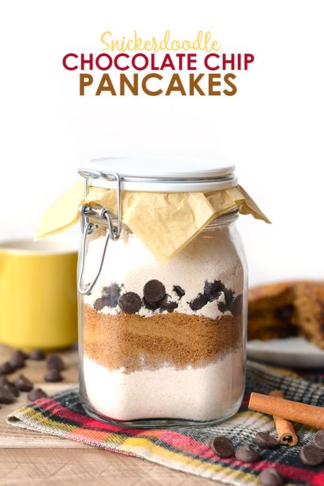 snickerdoodle-chocolate-chip-pancakes-in-a-jar1 Savory Food Gifts, Vegan Food Gifts, Mason Jar Gifts Recipes, Gifts In A Jar, Mix In A Jar, Homemade Dry Mixes, Edible Christmas Gifts, Homemade Holiday Gifts, Vegan Holiday Recipes