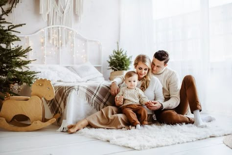 Boho Christmas Card Photo, Winter Family Photos At Home, Christmas Mini Bed Session, Family Christmas Pictures On Bed, Inside Christmas Photo Shoot Family, Boho Christmas Photoshoot Outfits, Cozy Christmas Family Pictures, Lifestyle Christmas Photoshoot, Christmas Bed Photoshoot Family