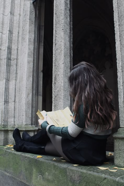 #hogwarts #slytherinhouse #slytherinedit #slytherinforlife Slytherin Book Aesthetic, Slytherin Student Aesthetic, Harry Potter Girl Aesthetic, Slytherin Core Aesthetic, Hogwarts Girl Aesthetic, Hogwarts Outfits Slytherin, Ravenclaw Girl Aesthetic, Hogwarts Slytherin Aesthetic, Hogwarts Aesthetic Slytherin