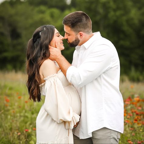 Flower Field Maternity Shoot, Summer Maternity Pictures, Country Maternity Photography, Country Maternity, Baby Family Pictures, Boho Maternity, Summer Maternity, Farm Photo, Neutral Boho