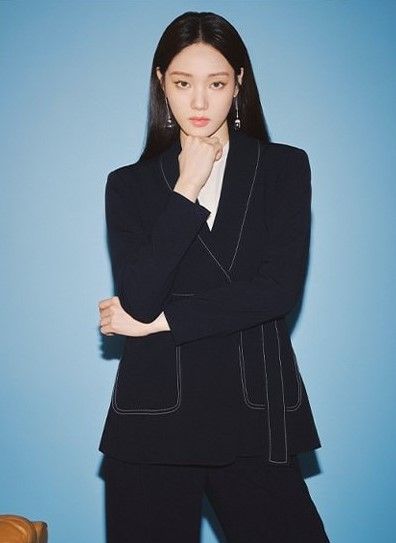 Business Portraits Woman, Business Portrait Photography, Casual Work Outfits Women, Lee Sung Kyung, Studio Photography Poses, Sung Kyung, 사진 촬영 포즈, Beauty Photoshoot, Standing Poses