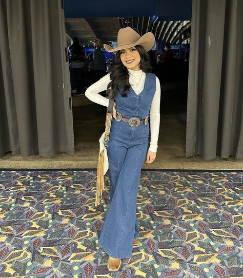 Fancy Cowgirl Outfits, Vaquera Outfit Mexican Women, Vaquera Outfit Mexican, Classy Cowgirl Outfits, Cowboy Outfits For Women, 2024 Ootd, Vaquera Outfits, Disney Bound Outfits Casual, Outfits For Mexico