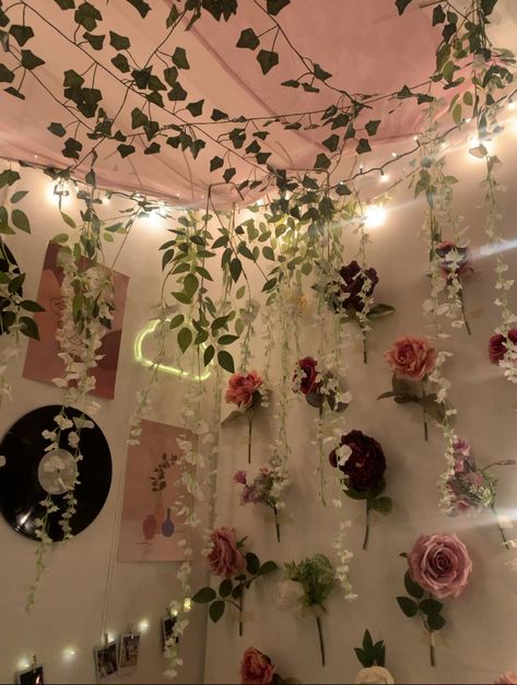 Room Decor Ideas Flowers, Bedroom Flowers Ideas, Pink Rose Room Decor, Pink Nature Room Aesthetic, Rose Vines Room Decor, Room Decor With Fake Flowers, Flower Themed Bedroom Aesthetic, Roses Decoration Room, Room Ideas Aesthetic Floral