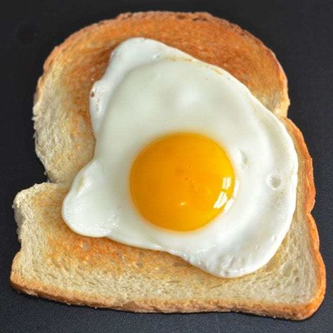 My guide to cooking the perfect, healthy, fried egg - a properly cooked white and lovely runny yolk, without drowning it in oil. Healthy Fried Egg, Cooking For A Group, Huevos Fritos, Cooking Advice, Gourmet Chef, Best Chef, Cooking Prep, Perfect Appetizers, Cooking Art