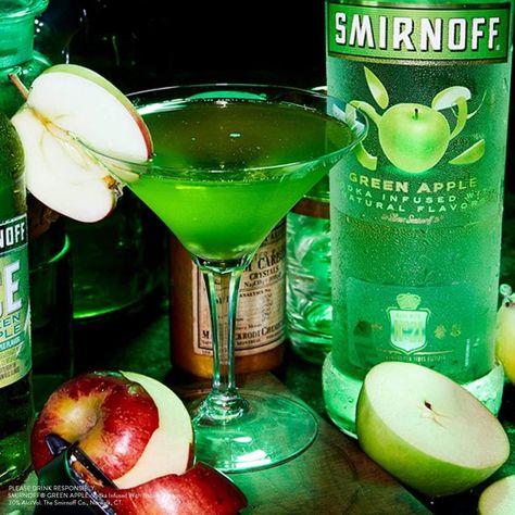 Green Apple Smirnoff Drinks Recipes, Green Apple Martini, Apple Martinis, Apple Garnish, Sour Apple Martini, Smirnoff Green Apple, Appletini Recipe, Apple Martini Recipe, Smirnoff Cocktail